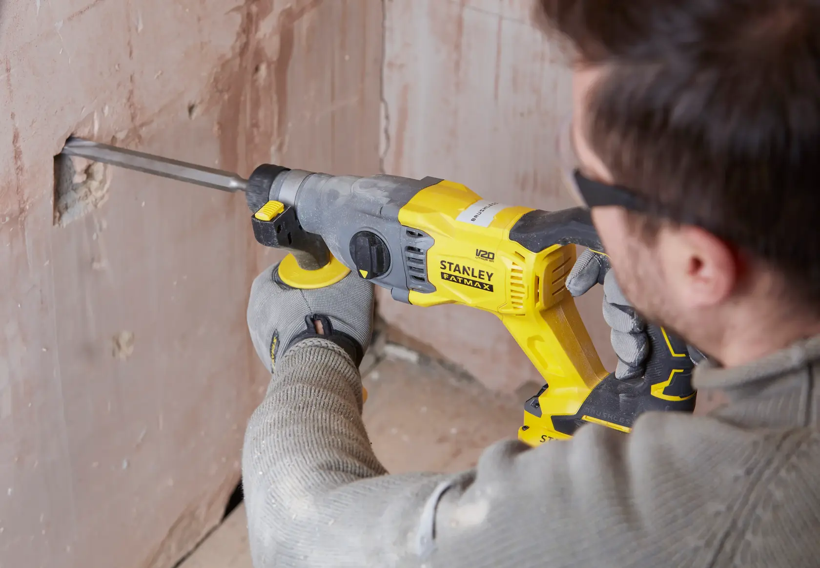Foto de taladro STANLEY SBH900M2K-B3, SBH900M2K, SBH900M2K-B2, SBH900M2K-AR usado en pared.