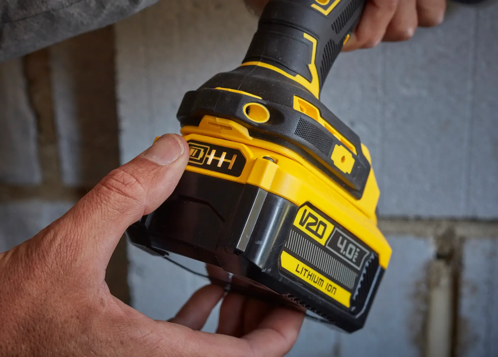 DeWalt SKU SB204-KR herramienta inalámbrica en primer plano con batería V20 4.0Ah de litio-ion en uso.