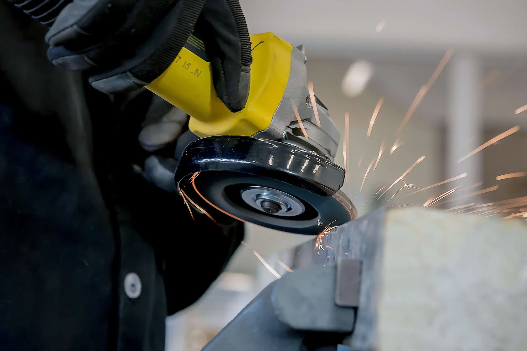 STANLEY STA4120FZ amoladora angular en uso, fotografía en primer plano cortando metal con chispas.